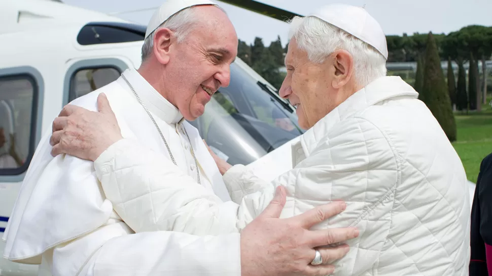 AFECTUOSO SALUDO. El encuentro fue transmitido en vivo para todo el mundo. REUTERS