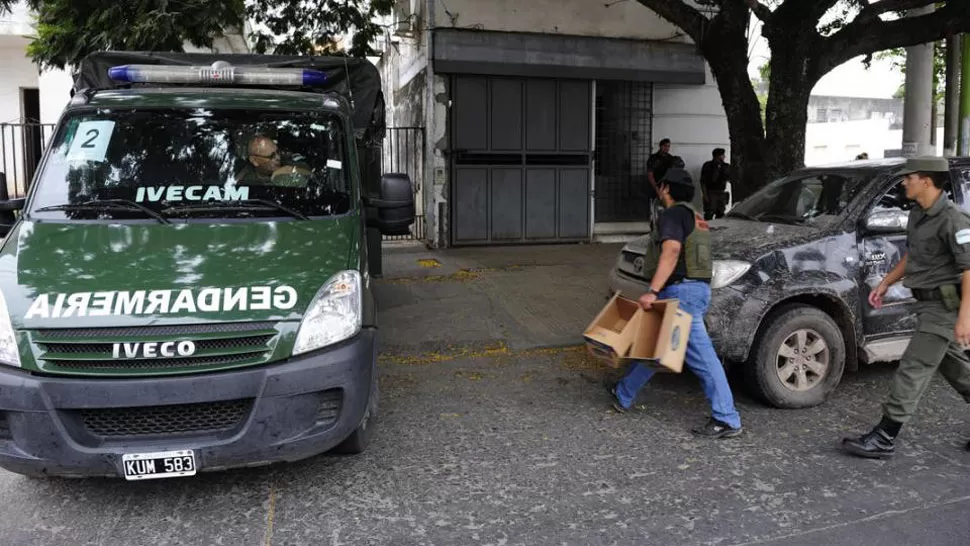 ALLANAMIENTO. En varias cajas, el personal de Gendarmería Nacional retiró los elementos secuestrados en la vivienda de Ángel El Mono Ale. ARCHIVO LA GACETA / FOTO DE JORGE OLMOS SGROSSO