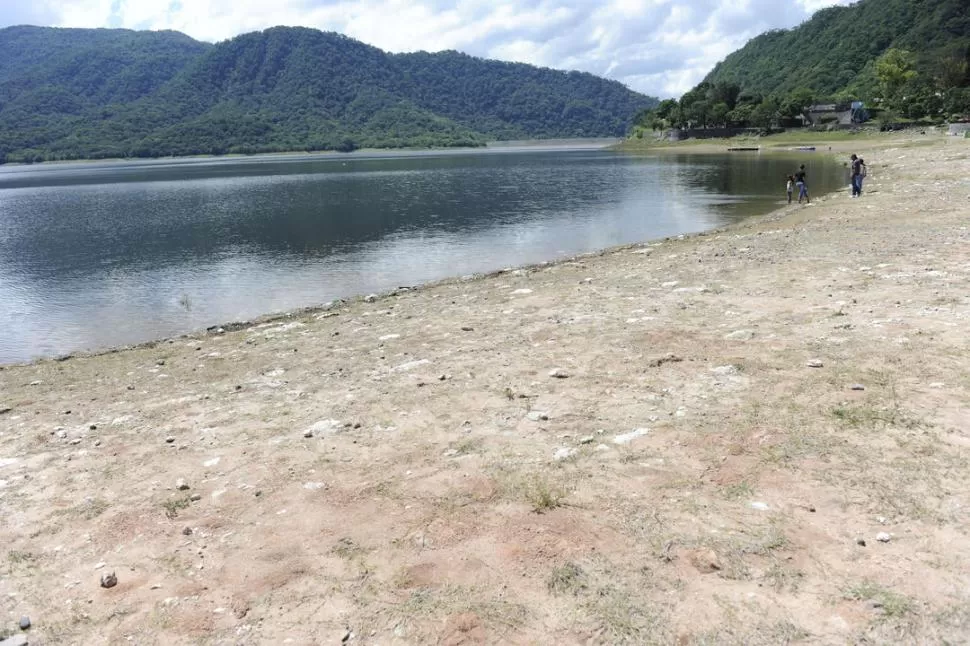 NOTABLE DESCENSO. La cota de agua en el Dique El Cadillal se ubicó en los 600 metros sobre el nivel del mar, 7,5 metros por debajo del límite necesario. LA GACETA / FOTOS DE JUAN PABLO SANCHEZ NOLI