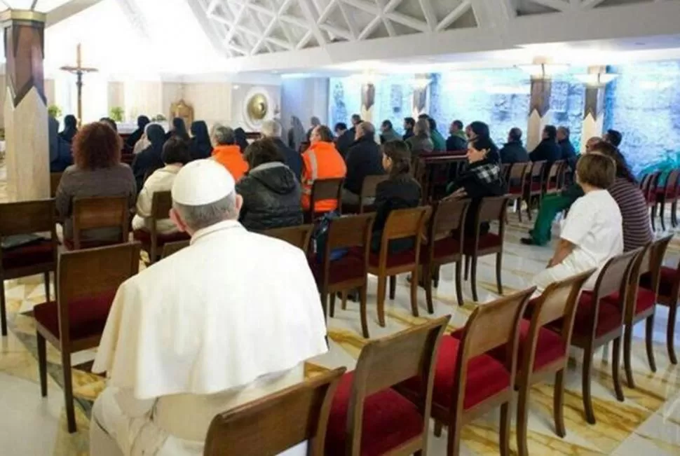 ÚLTIMO DE LA FILA. La foto fue publicada en el diario L'Osservatore Romano y difundida por las redes sociales. L'OSSERVATORE ROMANO 