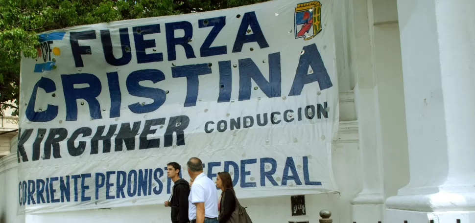 PREPARATIVOS. Los alrededores y el centro de la Plaza de Mayo, se van poblando de carteles y afiches alusivos al acto de conmemoración del Día Nacional de la Memoria por la Verdad y la Justicia, que se llevará a cabo por la tarde. TÉLAM