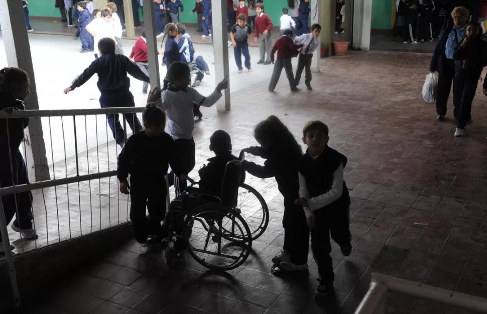  INOCENTES. Los alumnos se mantienen ajenos a la preocupación de sus maestros que tendrán que cooperativizarse si quieren mejorar sus salarios. LA GACETA / FOTOS DE ANTONIO FERRONI