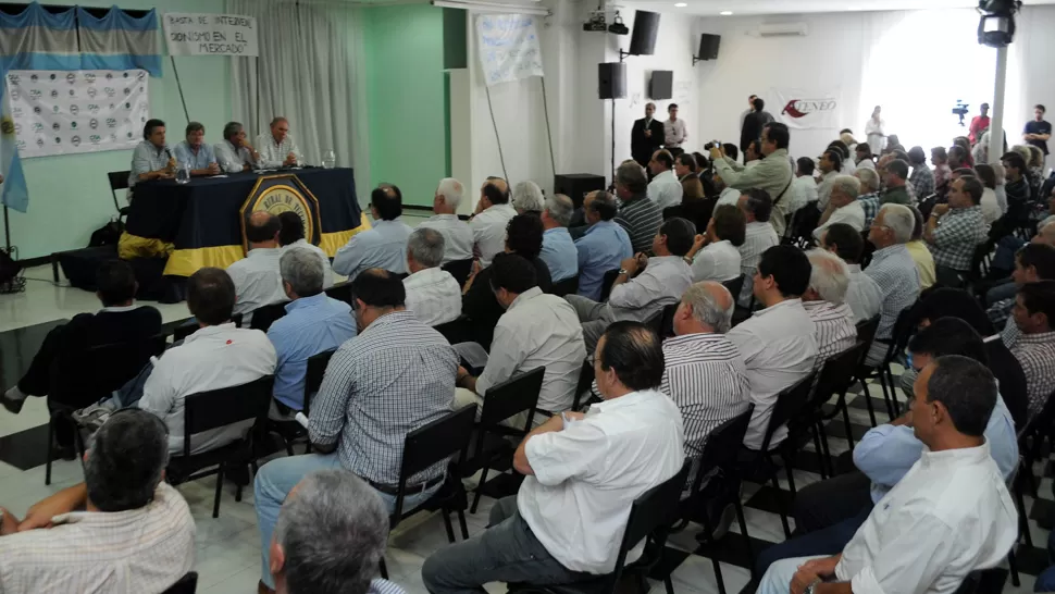 REUNIDOS. El debate se llevó a cabo en la sede de la Sociedad Rural de Tucumán. LA GACETA / FOTO DE DIEGO ARAOZ