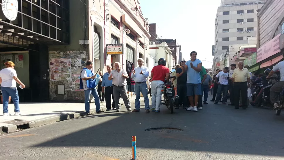 MANIFESTACION. Empleados también se apostaron frente a la Secretaría de Trabajo. LA GACETA / FOTO DE LUIS DUARTE 