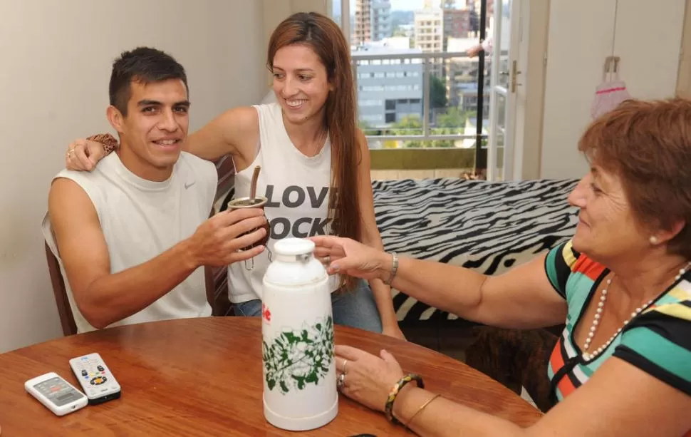 ¡QUÉ FELICIDAD! Chanquía disfrutó del fin de semana junto a su novia Julieta y su mamá Ana. Ambas vinieron de Córdoba a visitar al volante y a recargarlo de energía. LA GACETA / FOTO DE ANTONIO FERRONI