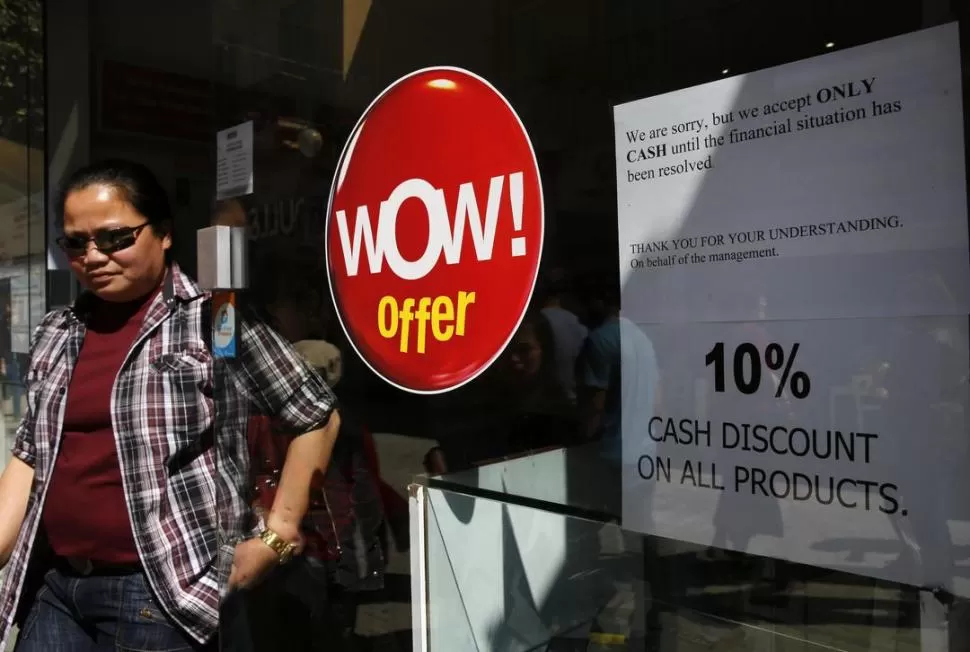 LIQUIDACIÓN. En negocios chipriotas ofrecen descuentos para atraer clientes. REUTERS