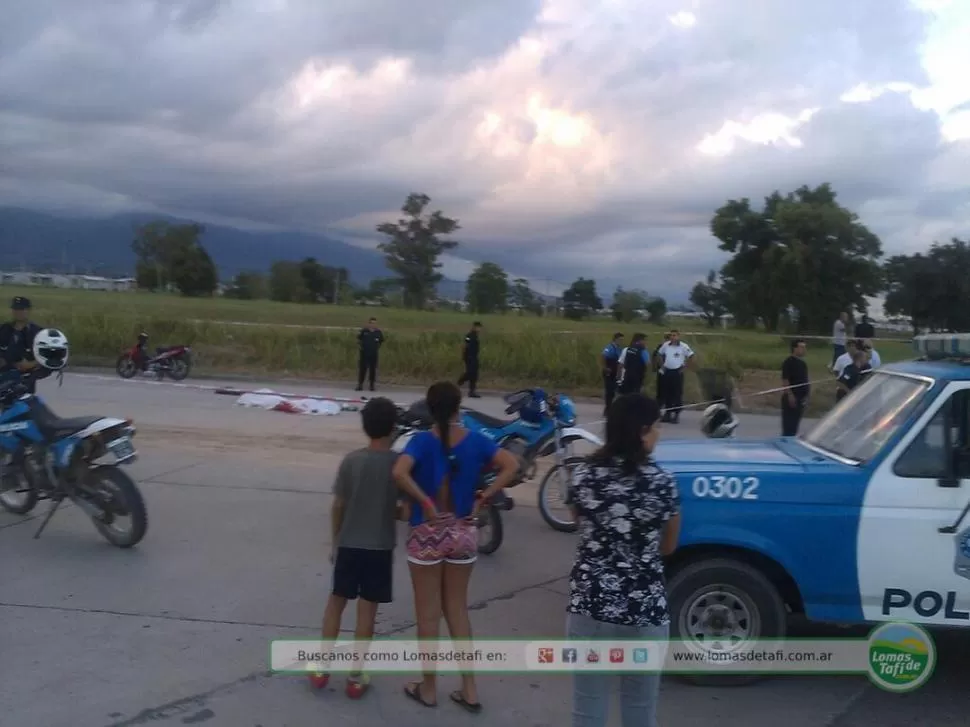 POLICÍAS Y CURIOSOS. La esquina se llenó rápidamente de vecinos y transeúntes, que detenían la marcha para preguntar a la Policía qué pasaba. FOTOS / LOMASDETAFI.COM.AR