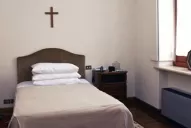 Afirman que el Papa Francisco seguirá viviendo en el albergue