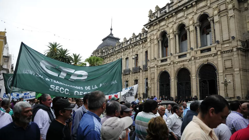 CAOS. Manifestantes de ATE y municipales también marcharon por el centro de esta capital. LA GACETA / FOTO DE JORGE OLMOS SGROSSO