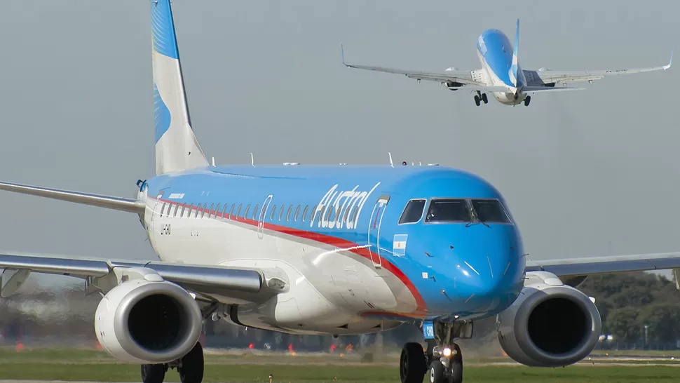 BRASILEÑOS. Un avión Embraer, similar al de la imagen, tuvo que aterrizar de emergencia en Rosario. FOTO TOMADA DE BLOG.AEROLINEAS.COM.AR