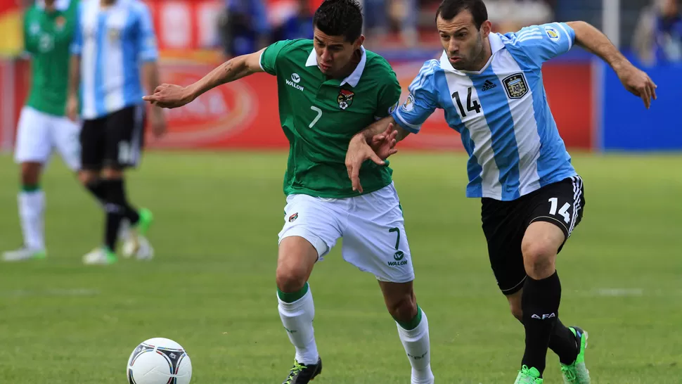 LUCHA A 3.600 METROS. Mascherano fue uno de los mejores argentinos ante Bolivia. 