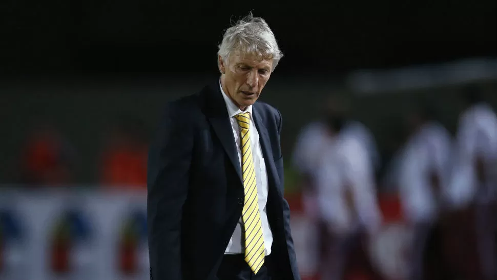 ABATIDO. El técnico de Colombia, el argentino José Pékerman, no pudo resolver el planteo táctico de Venezuela. 