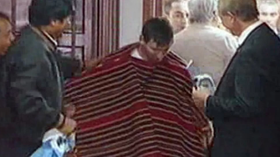 PARA LA FOTO. El capitán de la Selección se animó al poncho en La Paz. CAPTURA DE TV