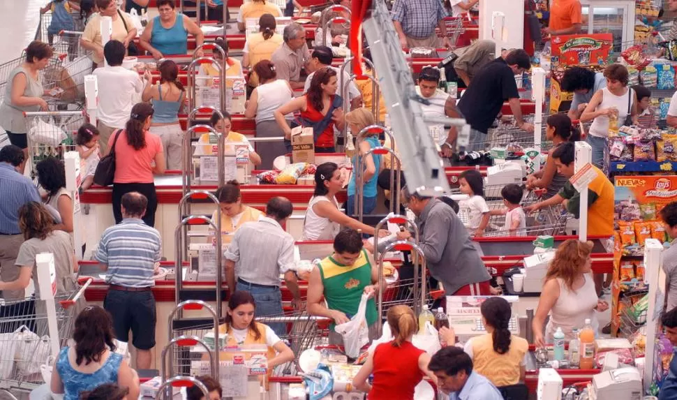 TODO POR EL CONSUMO. El Gobierno intenta sostener el ritmo de compras, flexibilizando las comisiones que se cobran por el uso de las tarjetas. LA GACETA / FOTO DE JUAN PABLO SANCHEZ NOLI (ARCHIVO)