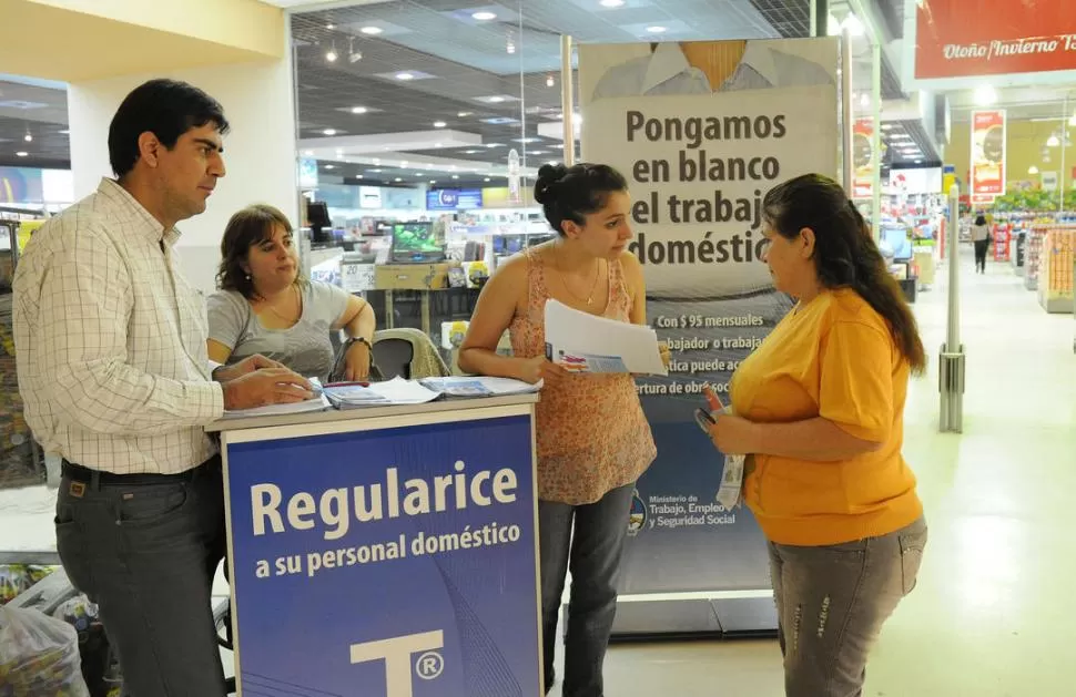 CAMPAÑA. La Regional provincial de Trabajo instaló un stand en el que interiorizan sobre el régimen vigente. LA GACETA / FOTO DE HECTOR PERALTA