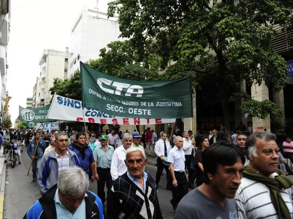 ENOJO. Afiliados de ATE de la capital y el interior marcharon por el centro. LA GACETA / FOTO DE JORGE OLMOS SGROSSO 