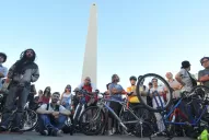 Un taxista embistió contra una caravana de ciclistas y dejó tres heridos