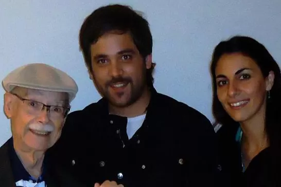 LOS TRES JUNTOS.  Marina García Navarro y Mauricio Vides Almonacid junto a García Ferré y su personaje. FOTO GENTILEZA DE MARINA GARCÍA NAVARRO.