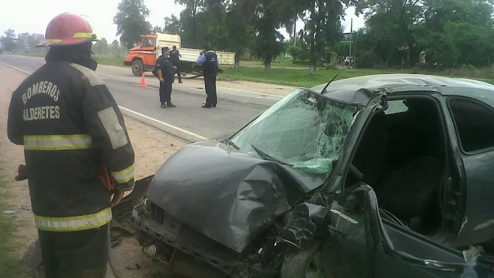 TREMENDO. Así quedó el auto, tras el impacto. LA GACETA / FOTO DE ANTONIO FERRONI