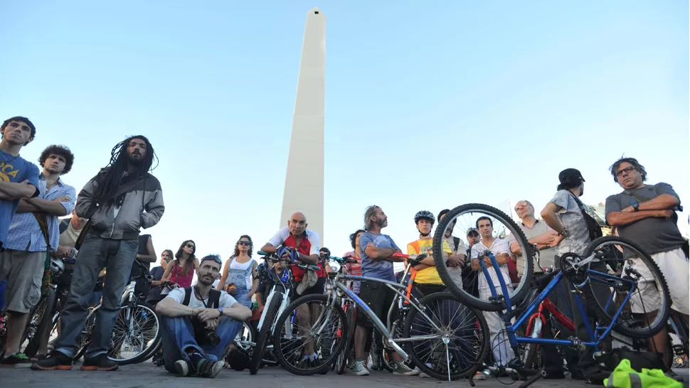 RECLAMO. Los ciclistas se reunieron para reclamar justicia. TELAM.