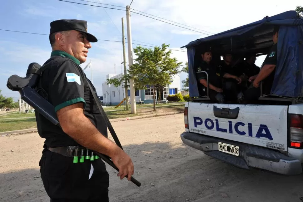 UN MOVIL DE REFUERZO. La camioneta en la que llegó el personal de Infantería permaneció estacionada al frente de la comisaría toda la tarde.