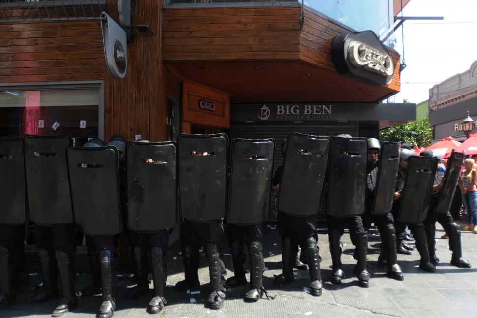 EFECTIVOS. La policía intervino en el lugarLA GACETA / INES QUINTEROS ORIO