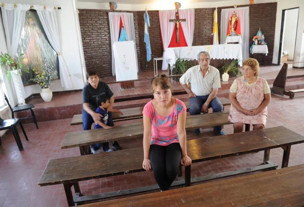 LAICOS COMPROMETIDOS. Dora Salas, Alejandra Pintos, Carlos Antonio Sosa y Julia Villarreal en la capilla.  