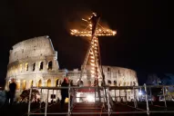 El Papa Francisco presidió su primer Vía Crucis ante una multitud