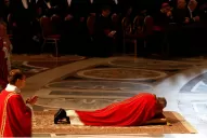 Con mucha humildad, el Papa oró postrado frente a la Cruz