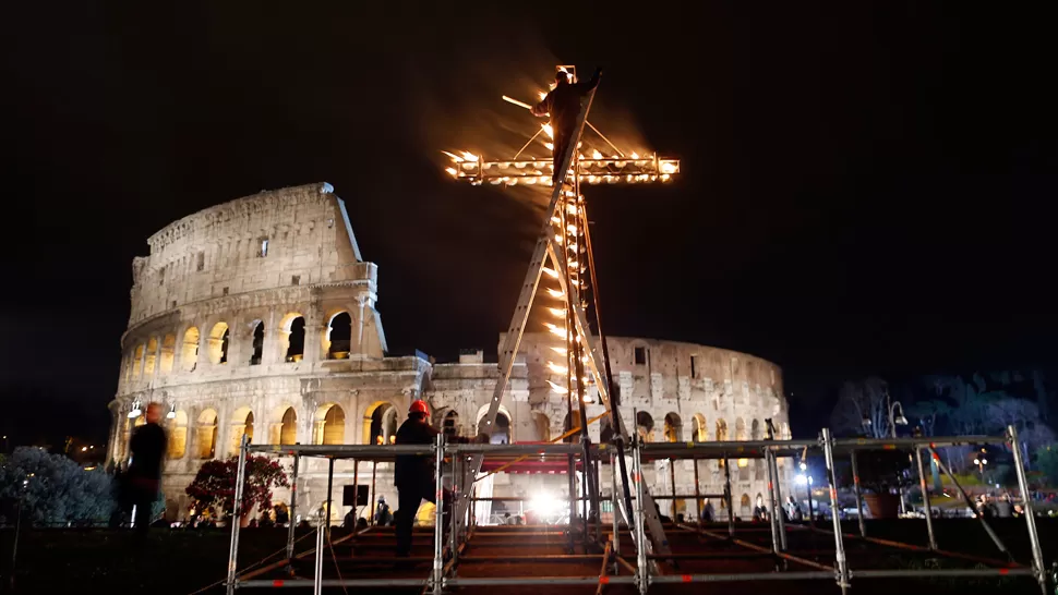 ESCENARIO IMPONENTE. Una multitud se acercó al Coliseo Romano para participar del Vía Crucis. REUTERS