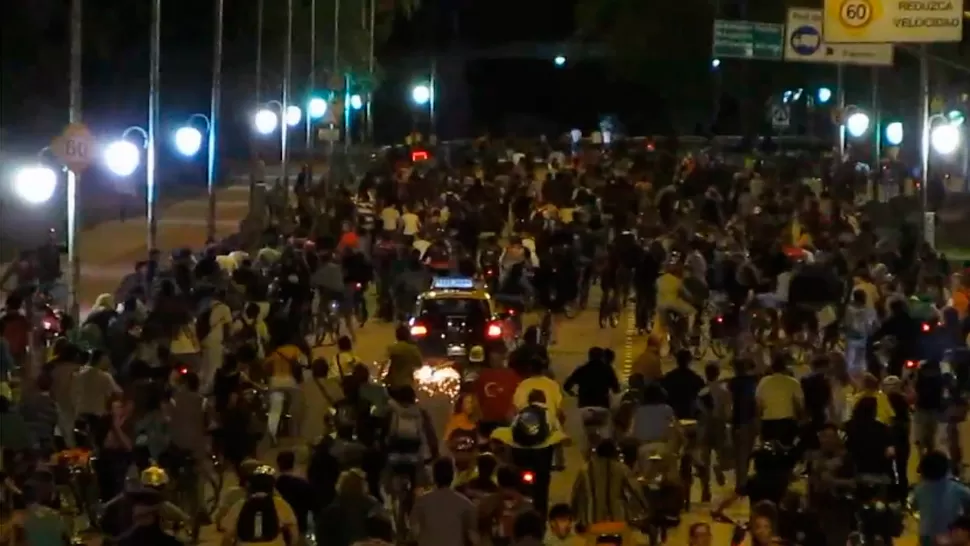 ECHANDO CHISPAS. El vehículo avanzó sobre la marea de bicicletas, llevándose puesto a varios ciclistas. CAPTURA DE VIDEO