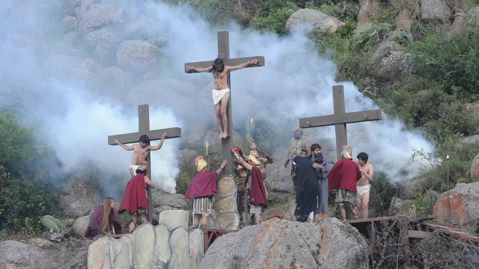 EN LA CRUZ. La puesta en escena y el paisaje emocionó visiblemente al público. LA GACETA / FOTO DE OSVALDO RIPOLL