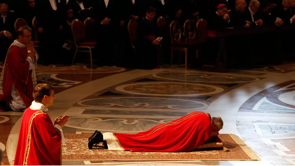 LA IMAGEN QUE RECORRIÓ EL MUNDO. Francisco orando, conmovió a los cristianos. REUTERS.