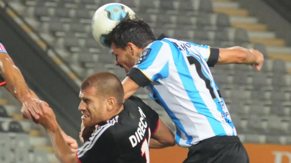 POR UNA CABEZA. Racing le ganó con lo justo a Estudiantes, que no puede salir de perdedor. DYN