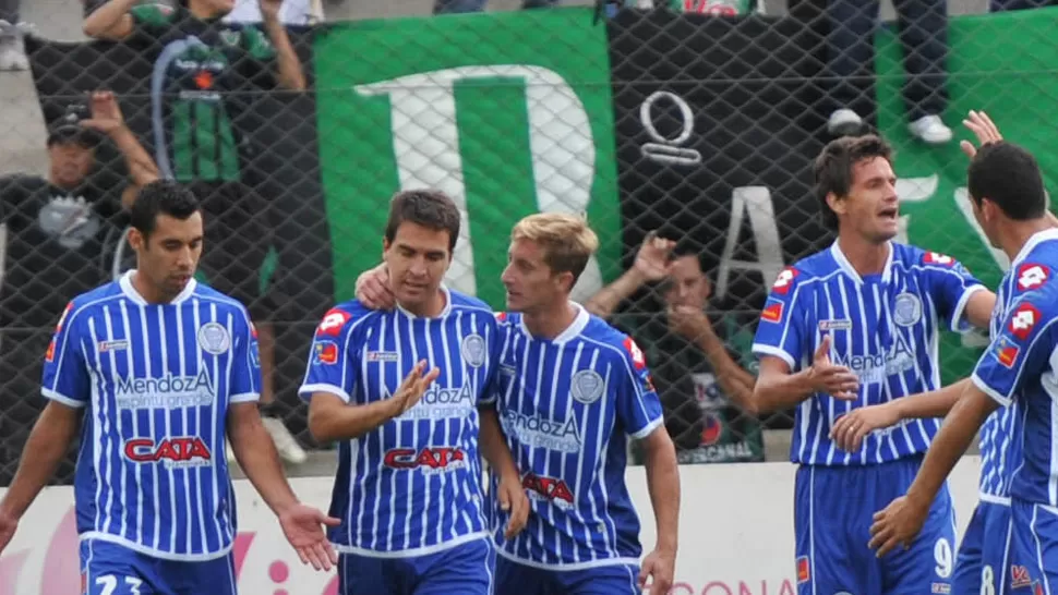 UN MAGO. Ramírez, de cabeza, igualó el partido y sus compañeros se reunieron para celebrarlo. TELAM