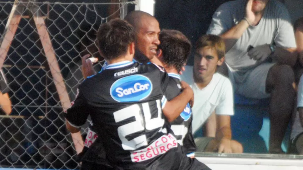 AL CIELO. Vera celebra el gol ante Unión, el primero en el fútbol argentino. TELAM