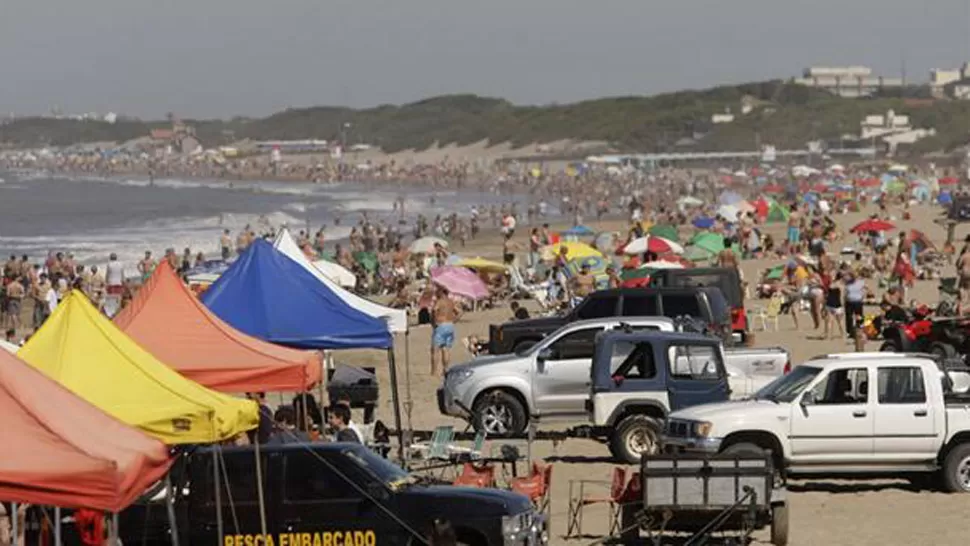 MAS QUE EN VERANO. La cantidad de visitantes en la Costa Atlántica superó las expectativas. FOTO TOMADA DE LANACION.COM.AR