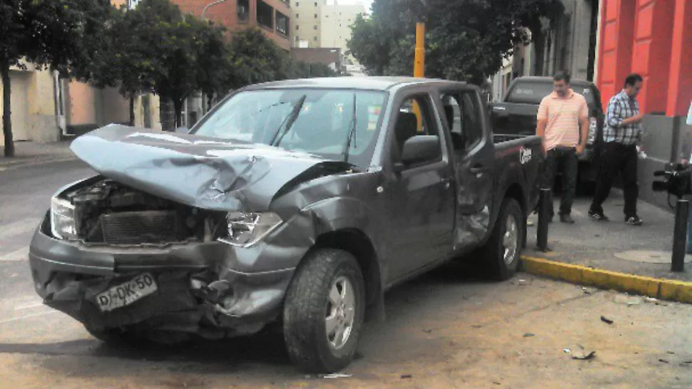 ALTO IMPACTO. Una de las 4 x 4 que chocó en Rivadavia y Marcos Paz resultó con todo su frente destrozado. FOTOS DE JOSÉ INESTA