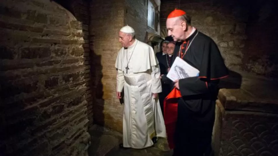 NECRÓPOLIS VATICANA. El Papa Francisco rezó de manera silenciosa y conmovido ante la tumba del fundador de la Iglesia Católica. FOTO TOMADA DE MINUTOUNO.COM