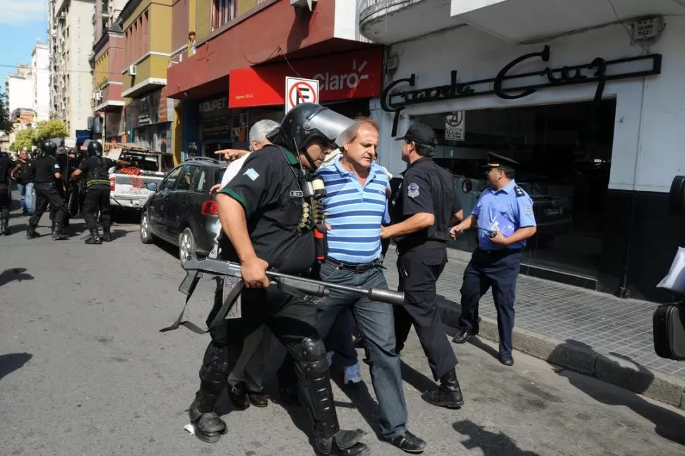 ESCOLTADO. Cortalezzi debió salir del bar custodiado para no ser agredido. LA GACETA / FOTO DE INéS QUINTEROS ORIO