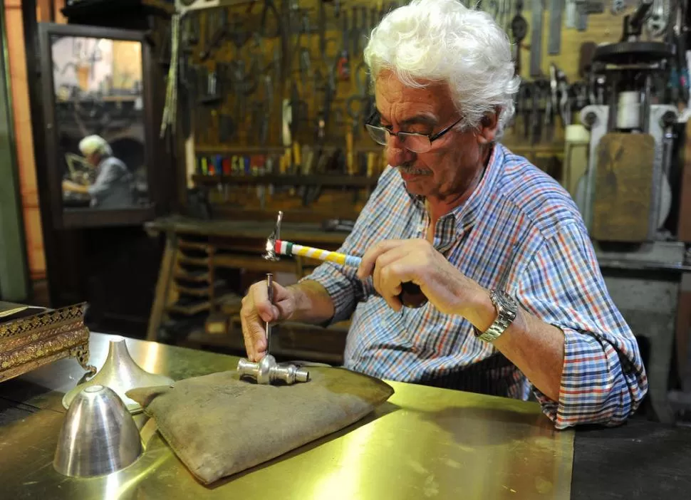 EN PLENA LABOR. El orfebre Pallarols trabaja en su taller porteño. TELAM