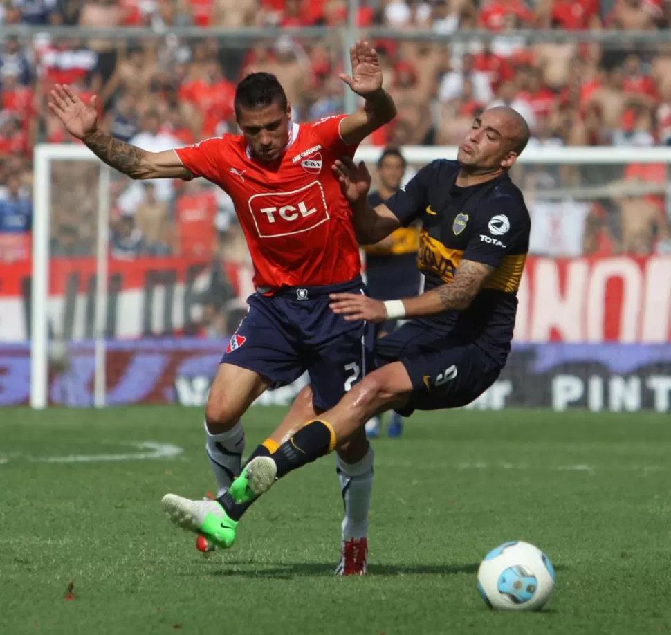 UNA PATADA PARA EL RECUERDO. Cristian Tula, con mucha vemehencia, le comete foul a Santiago Silva para poder quedarse con la pelota. 