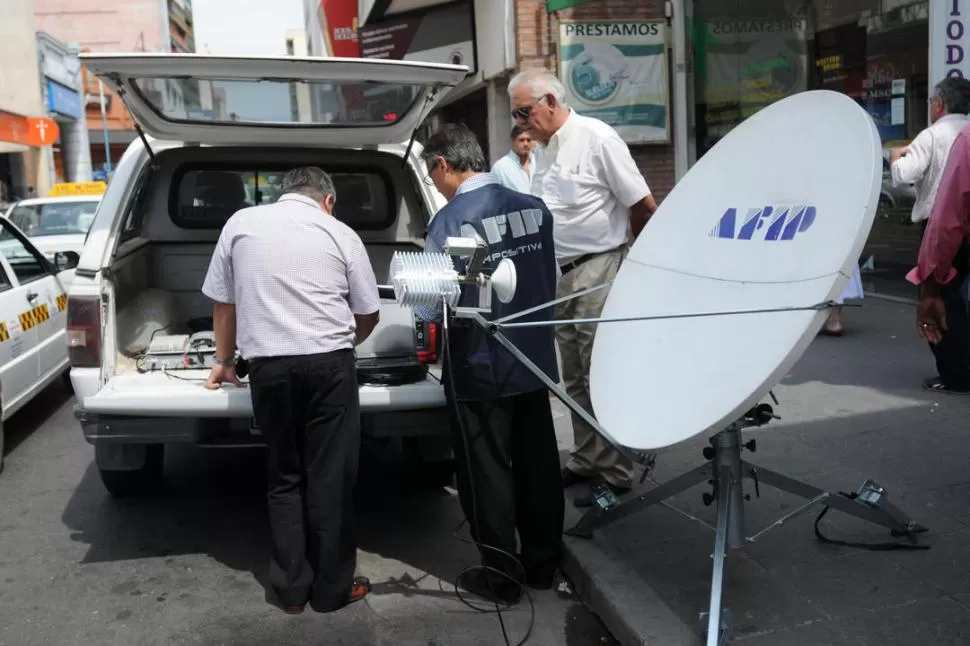 OPERATIVOS EN LA CITY. En enero de 2012, la AFIP instaló sus equipos en el microcentro, con el fin de controlar la compraventa de dólares. LA GACETA / FOTO DE INéS QUINTEROS ORIO (ARCHIVO) 