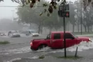 Una mujer y su bebé quedaron atrapados en un auto