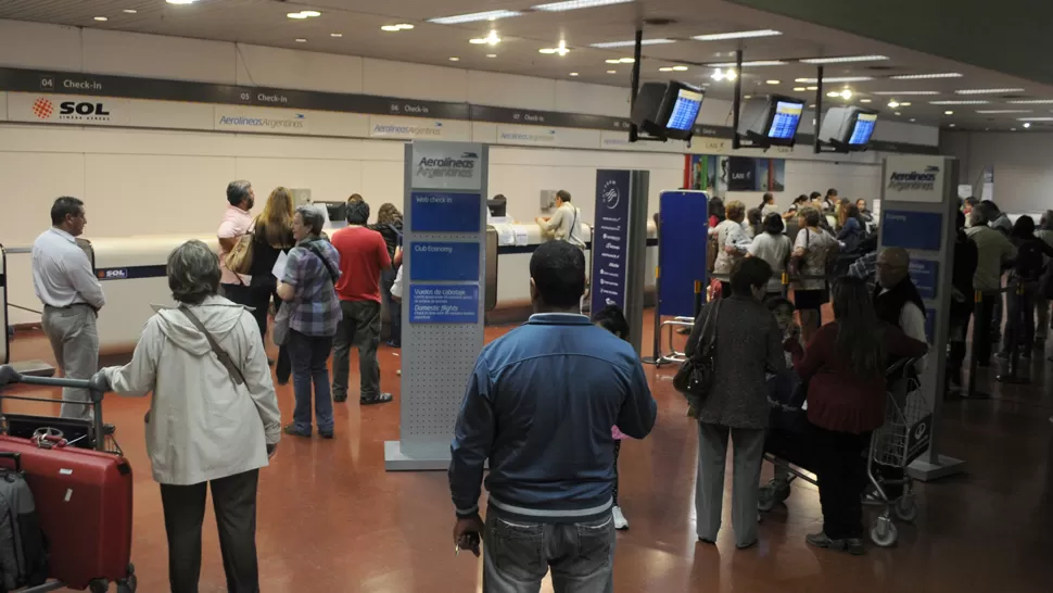 MAL TRAGO. Los tucumanos que quisieron viajar sí pudieron hacerlo, anque no en el horario previsto. LA GACETA / FOTO DE DIEGO ARAOZ 