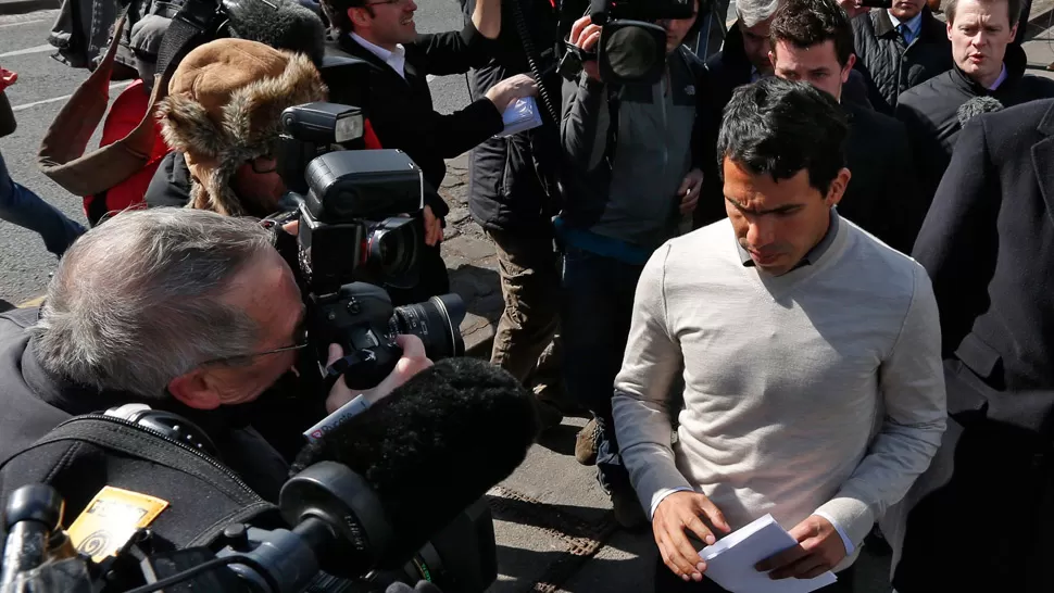 DIFFICULT. Tevez aceptó los cargos y se mostró arrepentido a la salida del tribunal. REUTERS