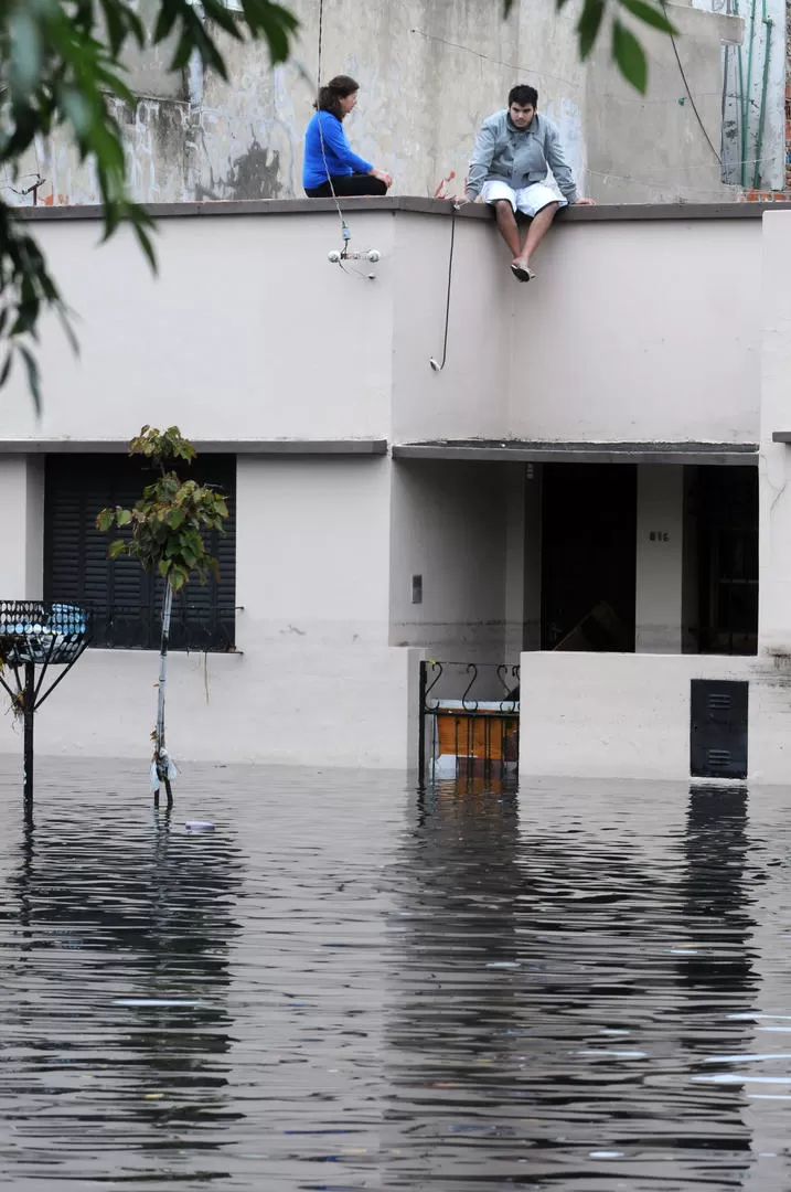 INSTINTO DE SUPERVIVENCIA. La localidad de Tolosa, al noroeste de La Plata, fue el epicentro del desastre. TELAM 