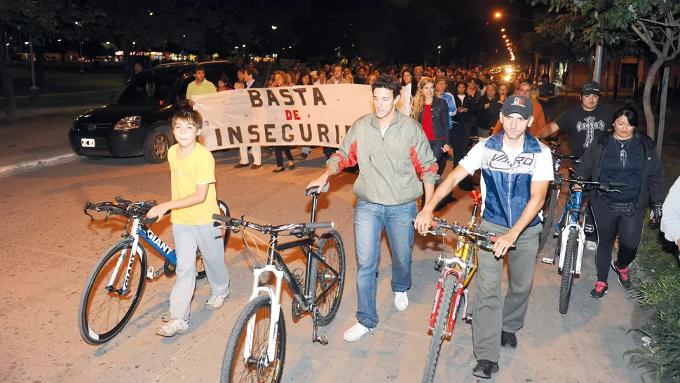 EN LA CALLE. No queremos que los delincuentes se adueñen de nuestros espacios, afirmó Sergio Centeno, uno de los organizadores de la marcha. LA GACETA/ FOTO DE OSVALDO RIPOLL.