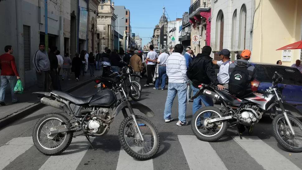 PASO BLOQUEADO. Los policías cortan el tránsito desde aoche. LA GACETA / FOTO DE INES QUINTEROS ORIO