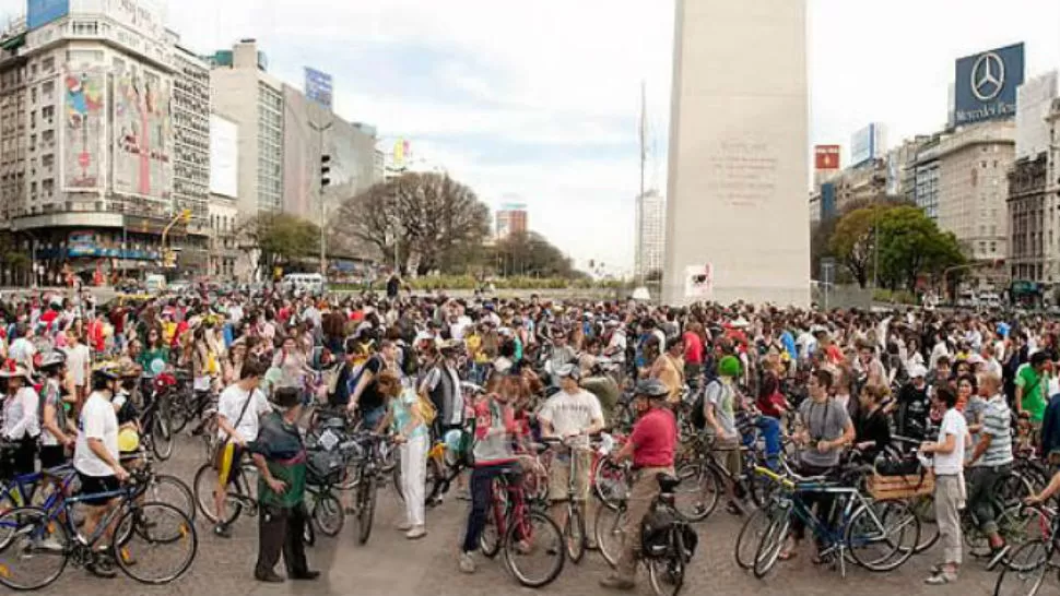 MULTIUDINARIO. El movimiento Masa Crítica agrupa a miles de ciclistas en todo el mundo. FOTO TOMADA DE MUNDOD.LAVOZ.COM.AR